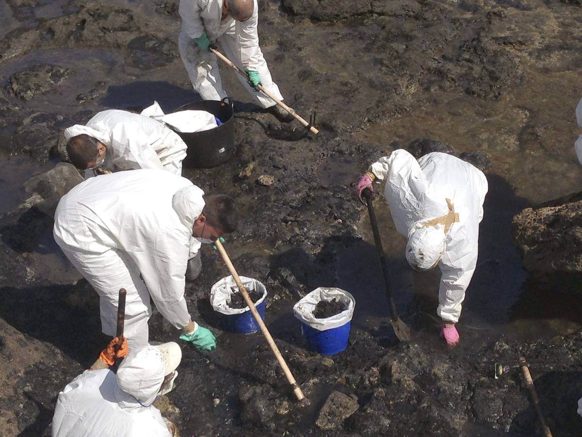 Toneladas de chapapote en Canarias