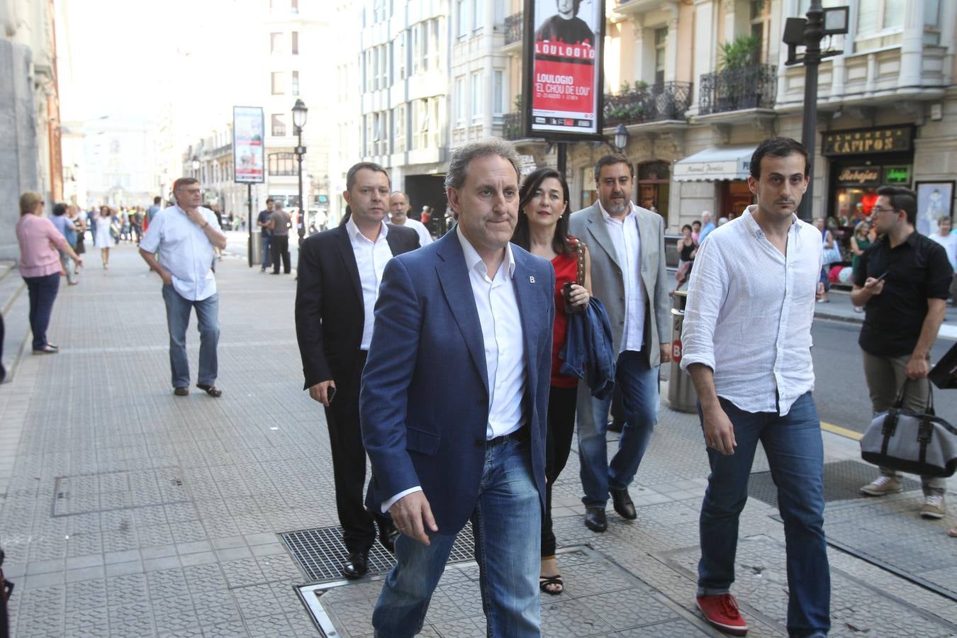 Alfonso Gil, portavoz del PSE en el Ayuntamiento de Bilbao, junto a otros concejales socialistas a su llegada al Campos Elíseos