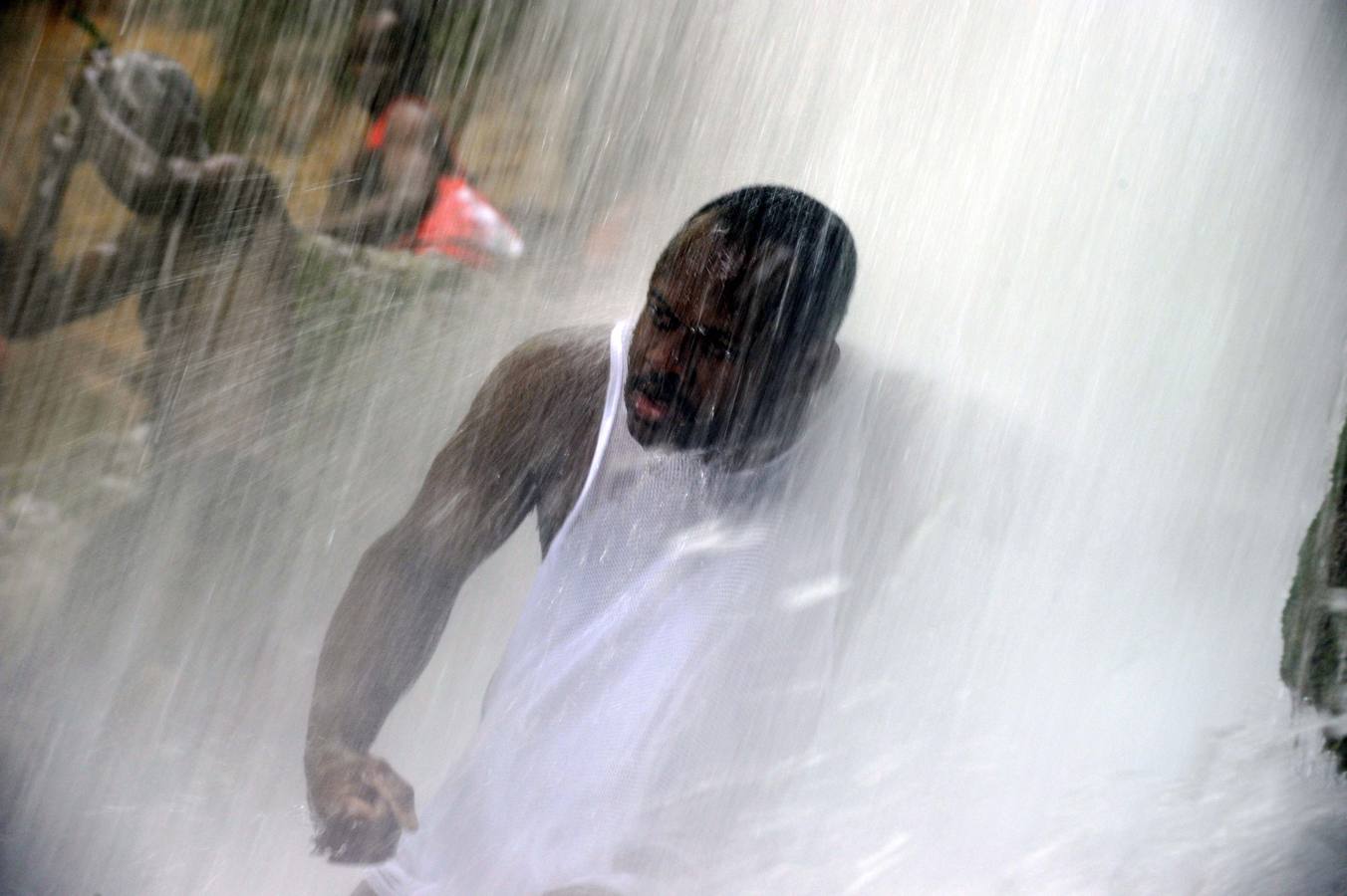 Los haitianos celebran el rito vudú en una cascada