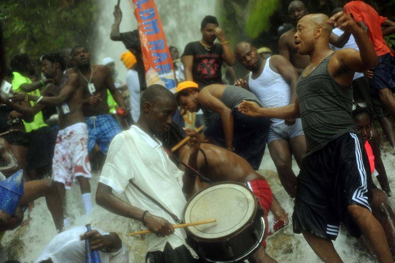 Los haitianos celebran el rito vudú en una cascada