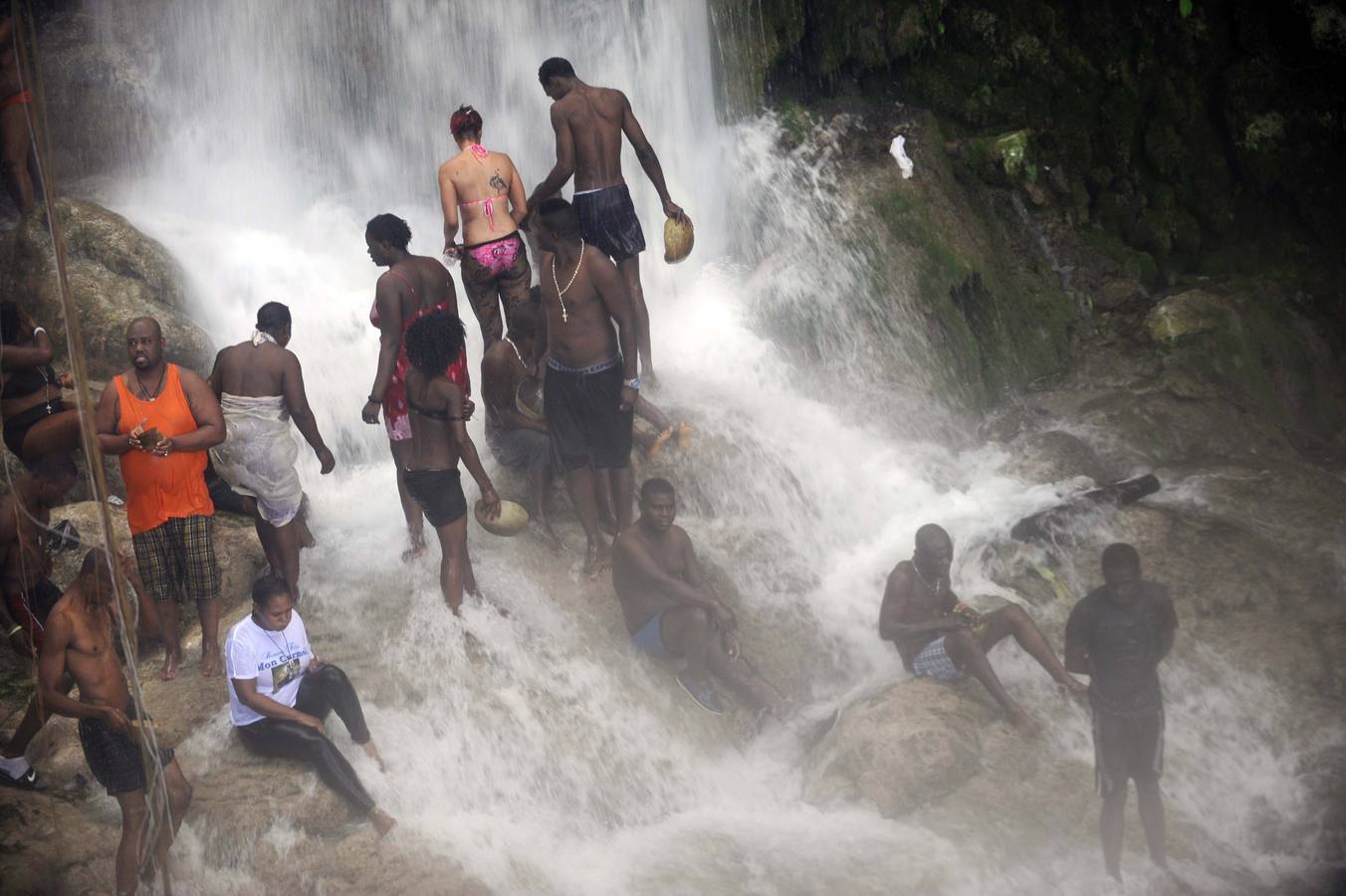 Los haitianos celebran el rito vudú en una cascada