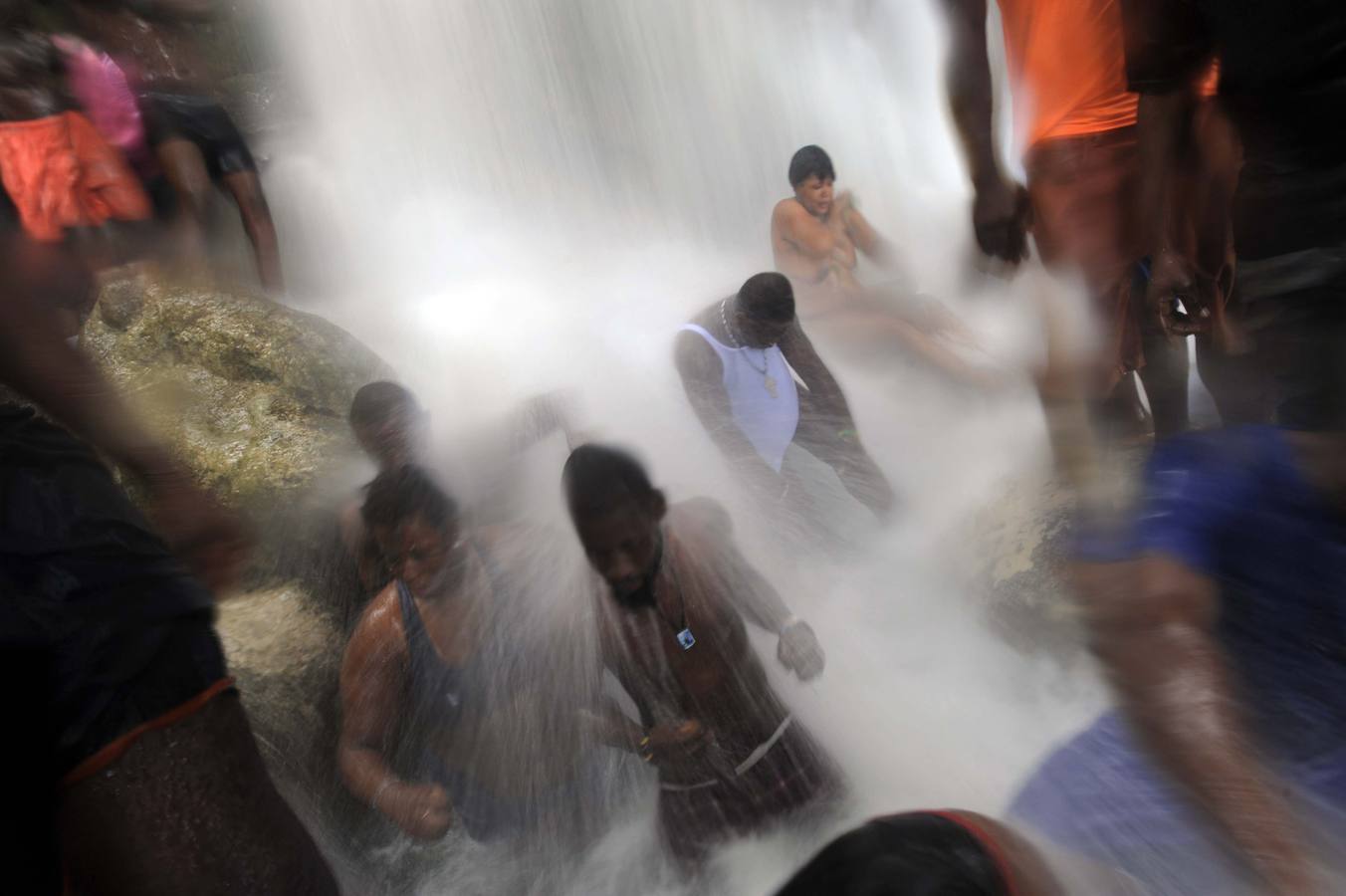 Los haitianos celebran el rito vudú en una cascada