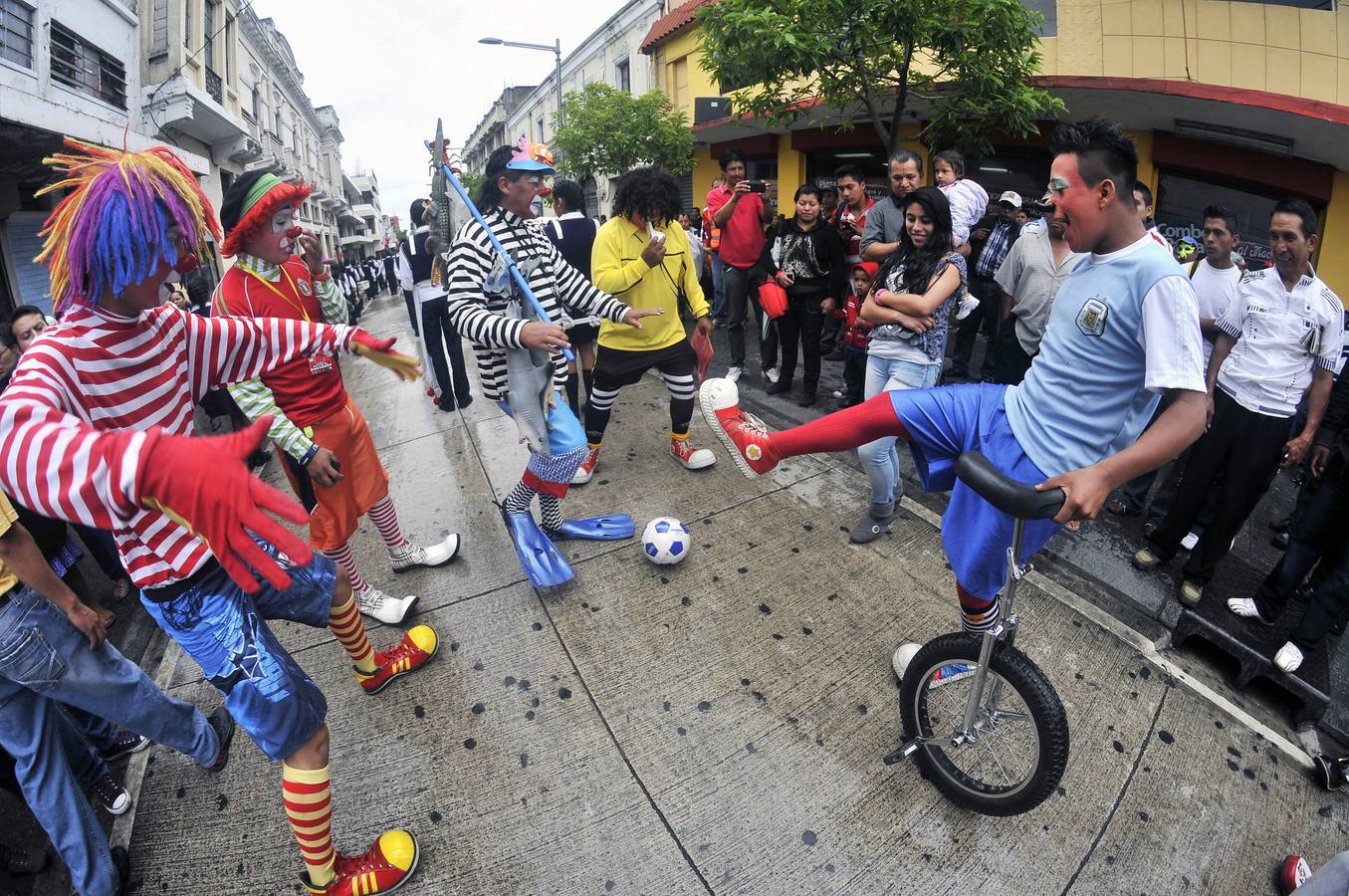 Payasos de Latinoamérica y EEUU perfeccionan en Guatemala el arte de la risa