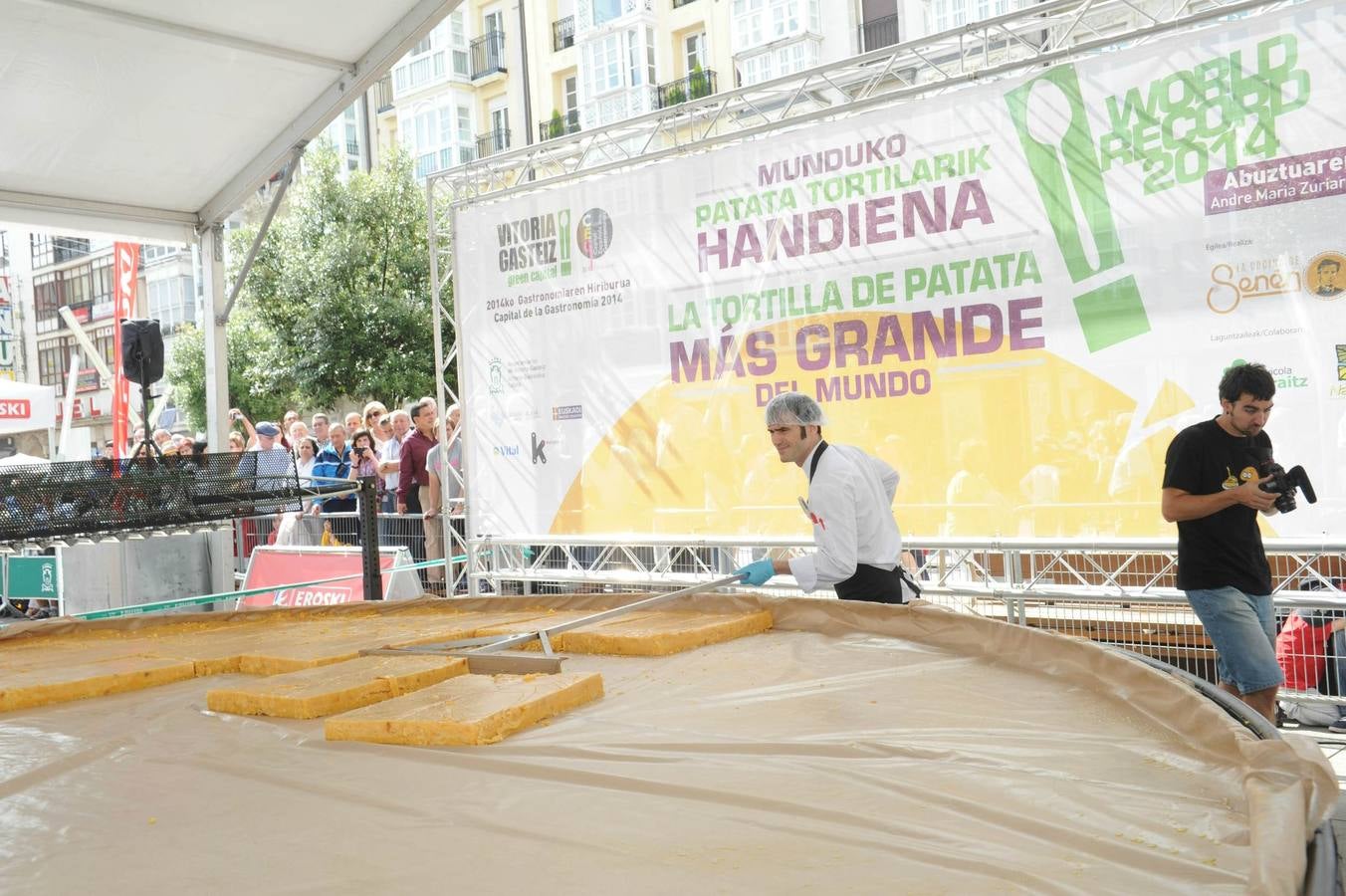 Vitoria logra cocinar la tortilla más grande del mundo