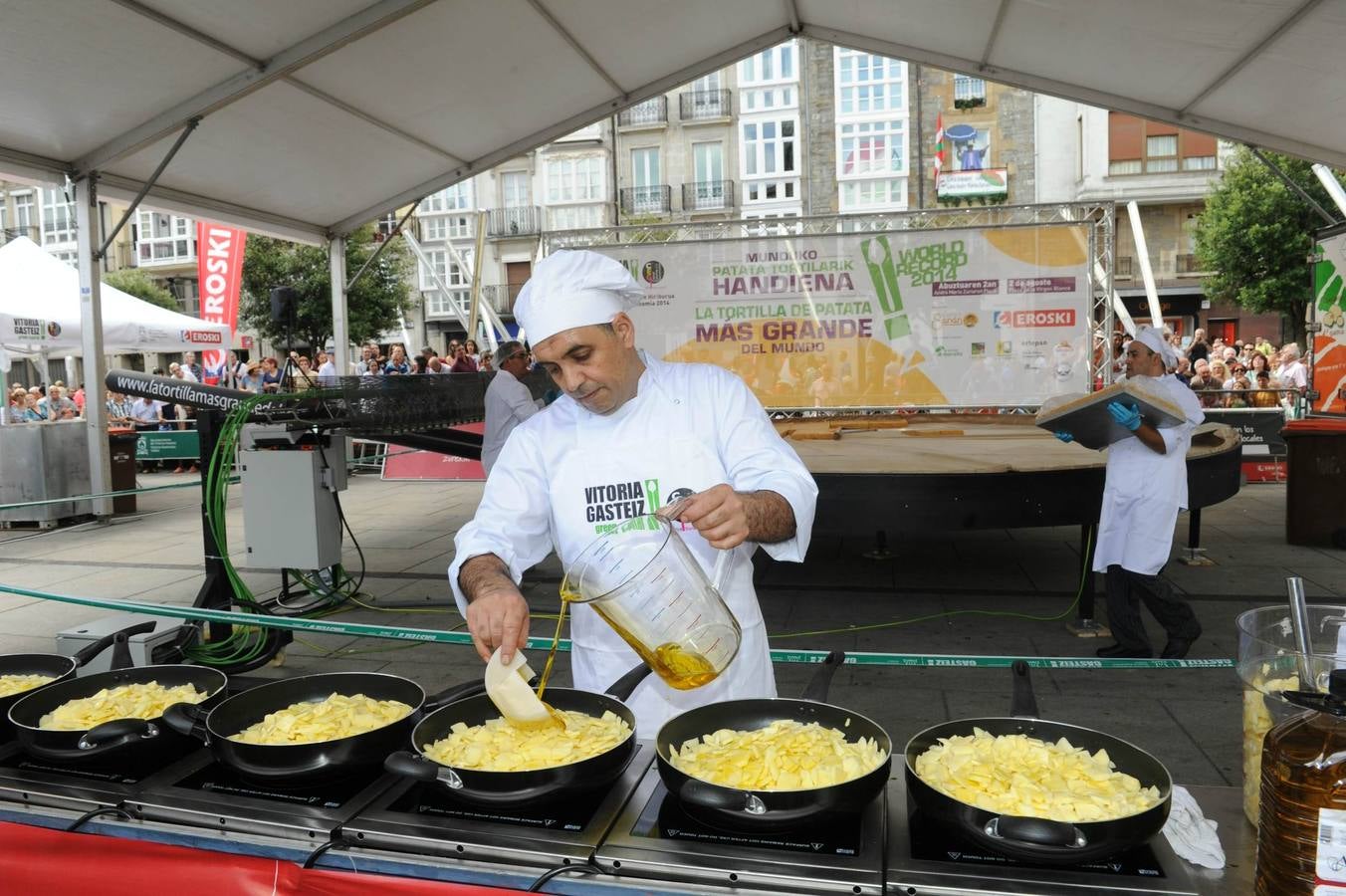 Vitoria logra cocinar la tortilla más grande del mundo