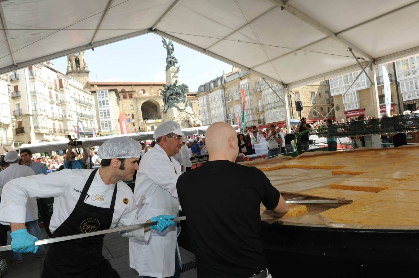 Vitoria logra cocinar la tortilla más grande del mundo