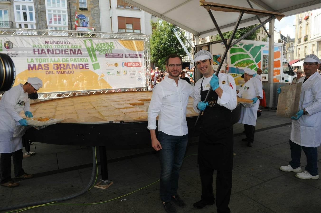 Vitoria logra cocinar la tortilla más grande del mundo