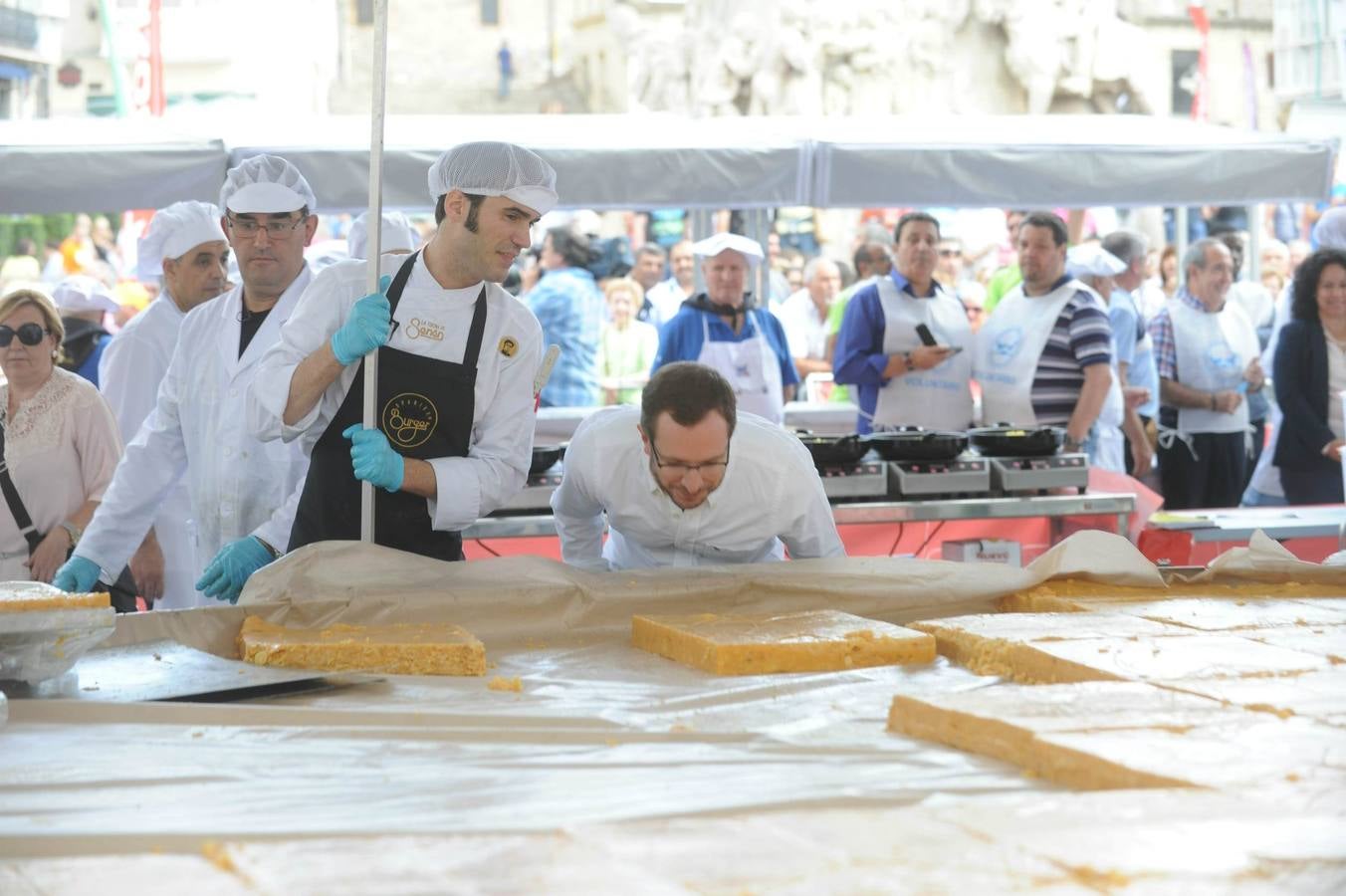 Vitoria logra cocinar la tortilla más grande del mundo