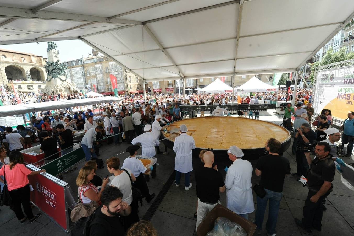 Vitoria logra cocinar la tortilla más grande del mundo