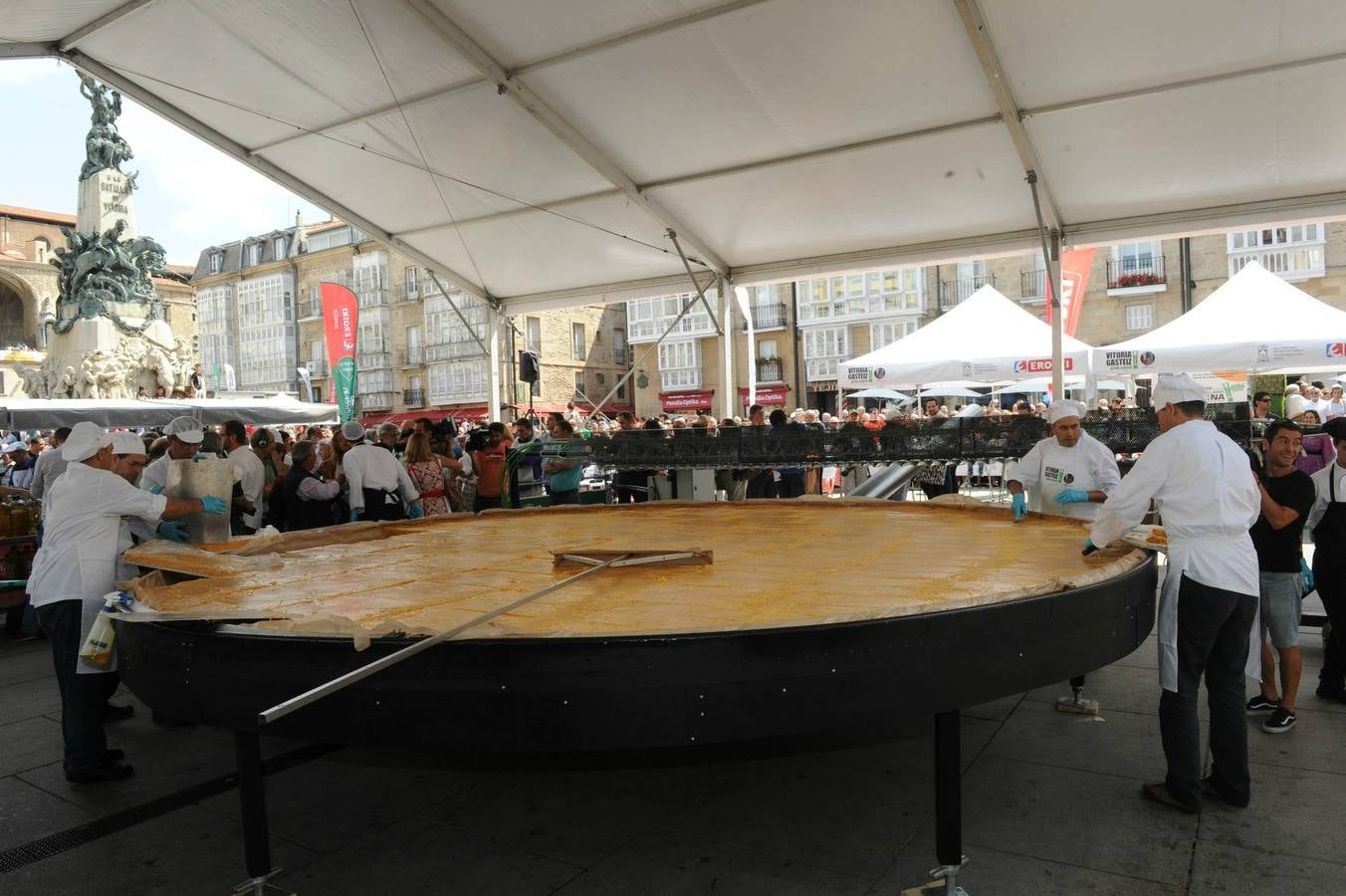 Vitoria logra cocinar la tortilla más grande del mundo