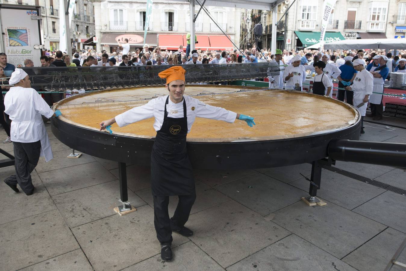 Vitoria logra cocinar la tortilla más grande del mundo