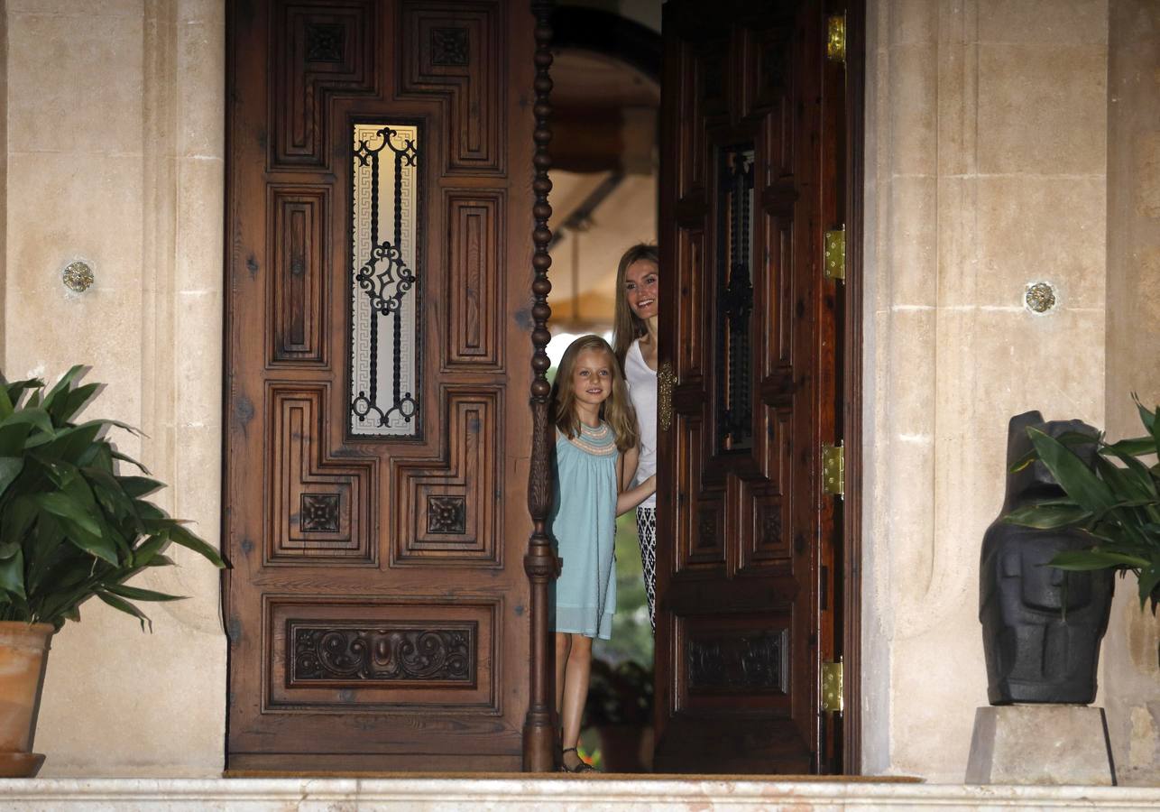 Felipe y Letizia posan por primera vez como Reyes en Marivent