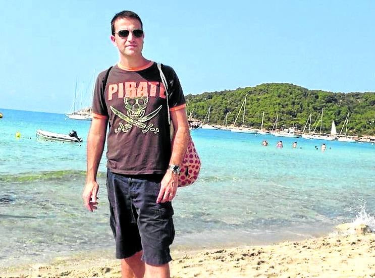 Gorka Maneiro: "La idea es que nuestros hijos se lo pasen bomba". Gorka Maneiro, en Ibiza, vuelve este año a la playa.