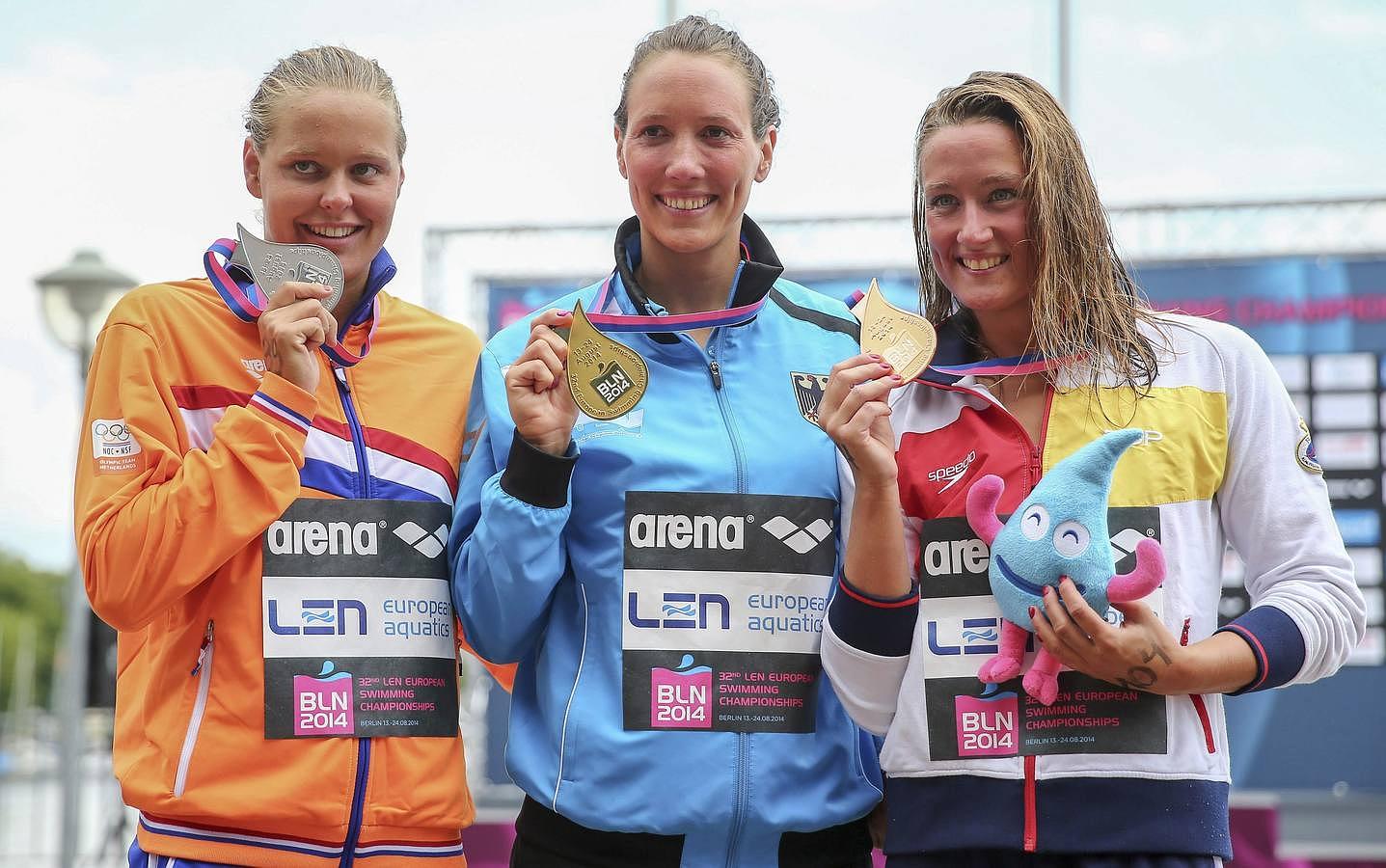 Mireia Belmonte (d) posa con la medalla lograda en los Campeonatos de Europa de Natación