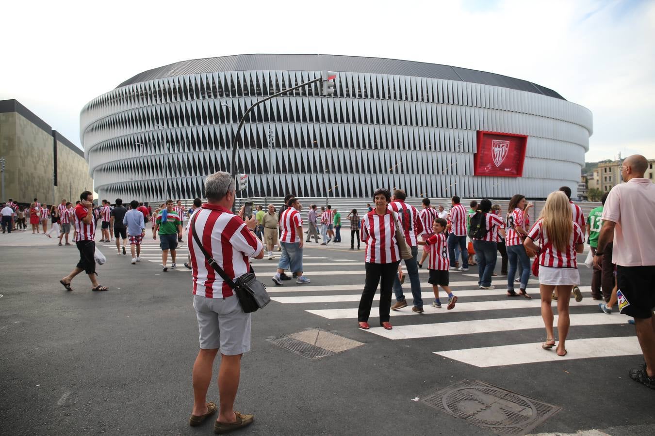 La afición del Athletic calienta motores antes del partido