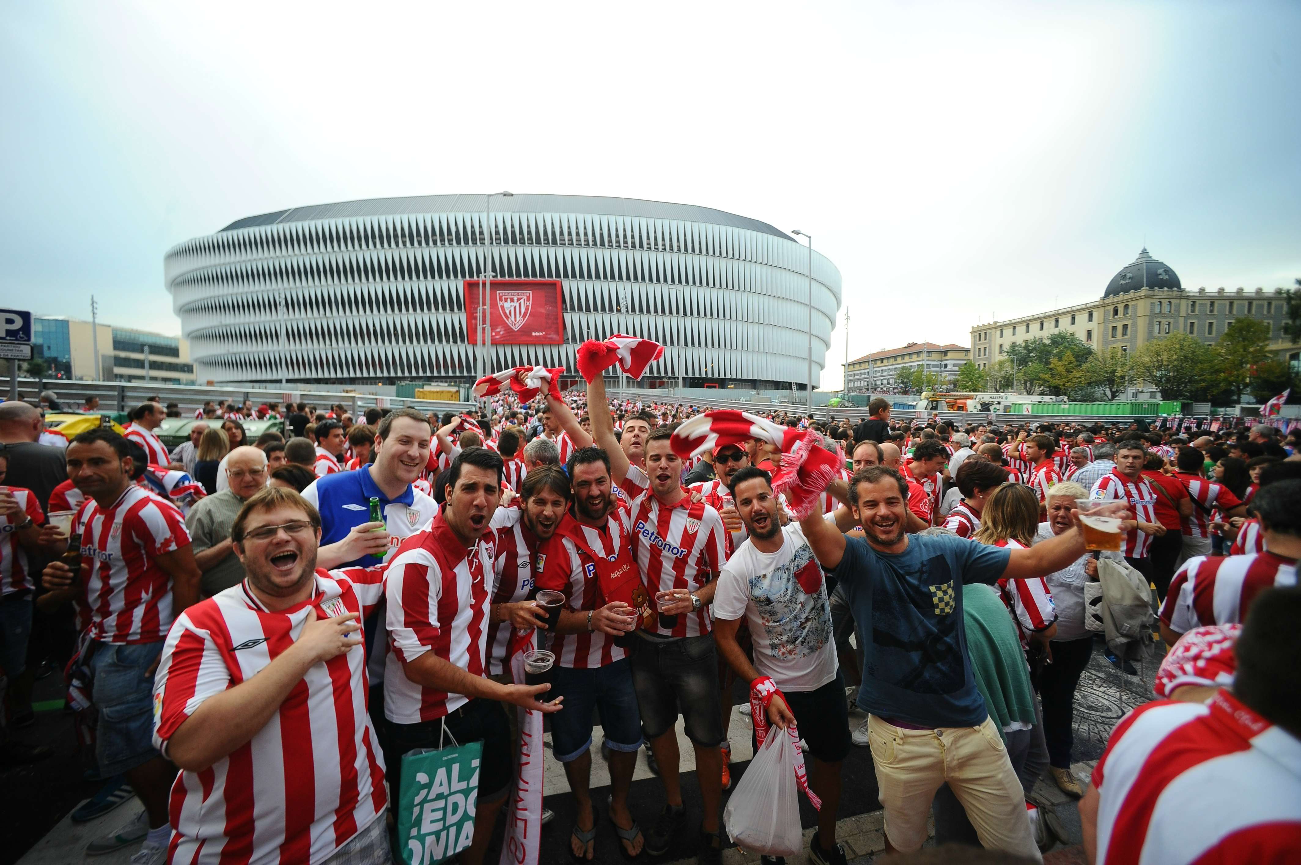 La afición del Athletic calienta motores antes del partido