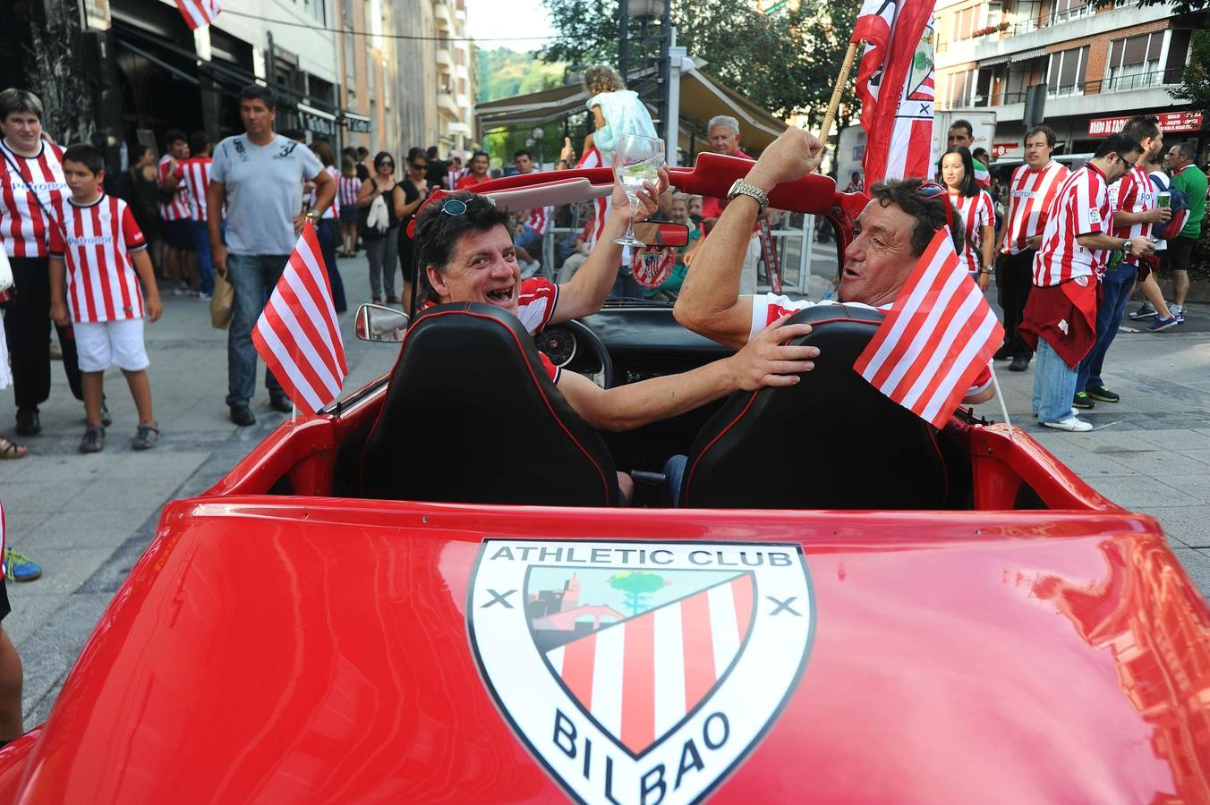 La afición del Athletic calienta motores antes del partido