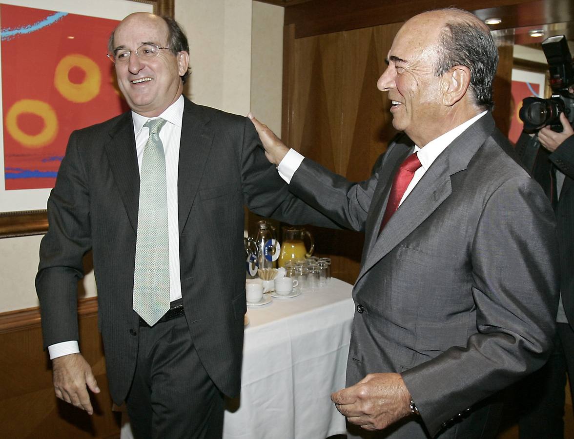 Antonio Brufau, presidente de Repsol y Emilio Botín se saludan antes de la inauguración del VIII Foro Latibex que se celebró en Madrid en el año 2006.