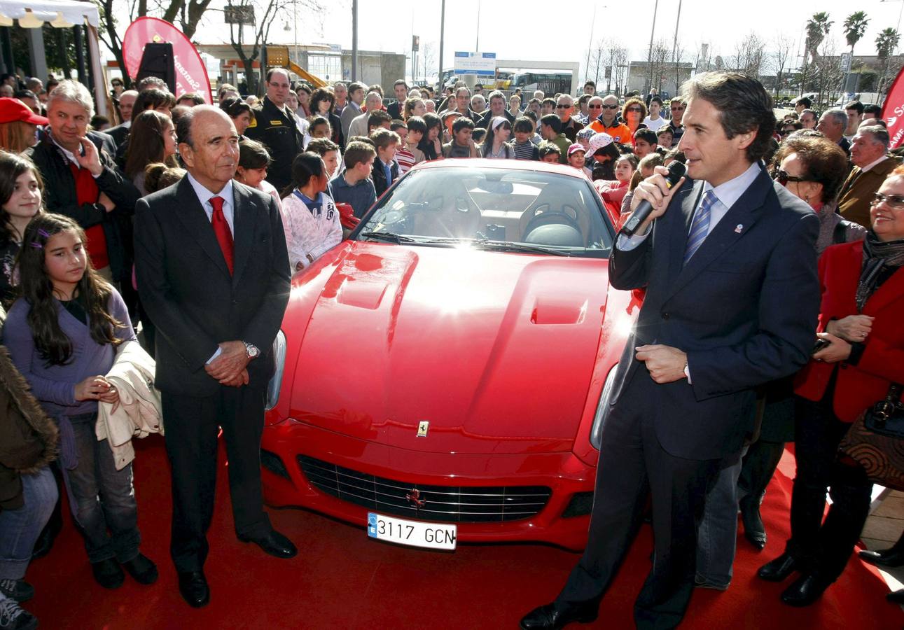 El presidente del Banco de Santander, Emilio Botín  y el alcalde de Santander, Íñigo de la Serna, junto  un Ferrari 599 "Fiorano",