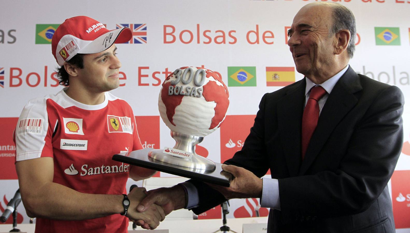 Emilio Botín entrega un regalo a Felipe Massa, piloto de Ferrari, durante la rueda de pensa en la que se concedieron las becas de estudios del programa formula Santander a 100 universitarios brasileños, en Sao Paul