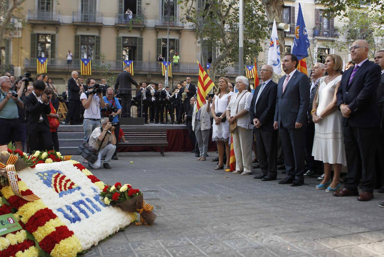 Ofrenda floral al monumento de Rafael Casanova
