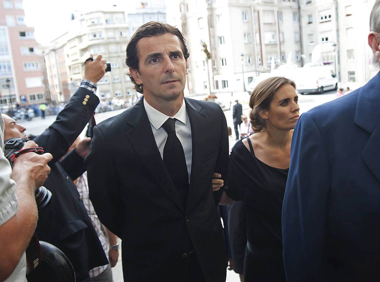 El piloto Pedro Martinez de la Rosa y su mujer a su llegada a la Catedral de Santander.