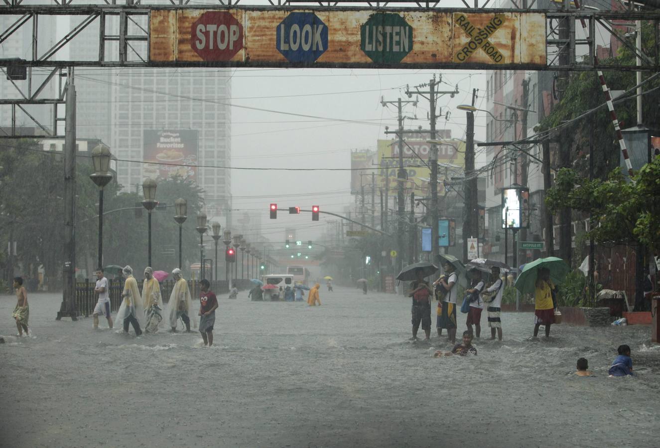 Filipinas se ahoga por la tormenta tropical Fung-wong