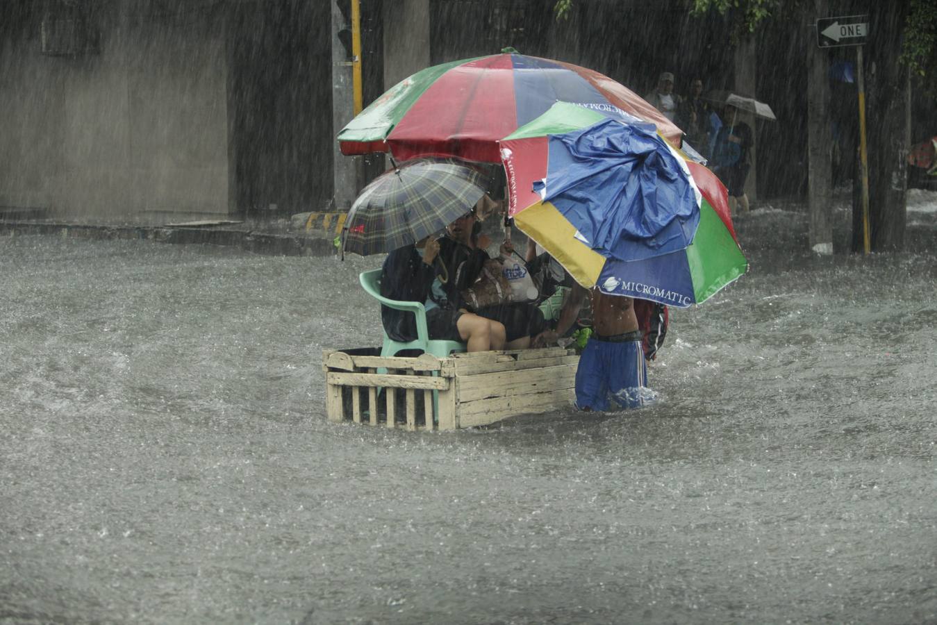 Filipinas se ahoga por la tormenta tropical Fung-wong