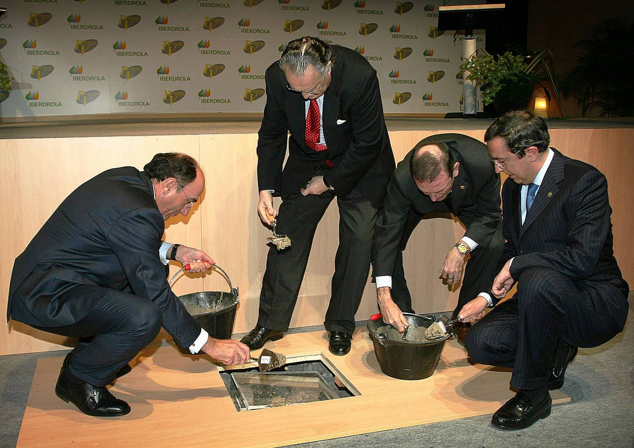 Ignacio Sánchez Galán, presidente de Iberdrola;Iñaki Azkuna; Juan José Ibarretxe y José Luis Bilbao colocan la primera piedra de la Torre Iberdrola, en Bilbao, en enero de 2004
