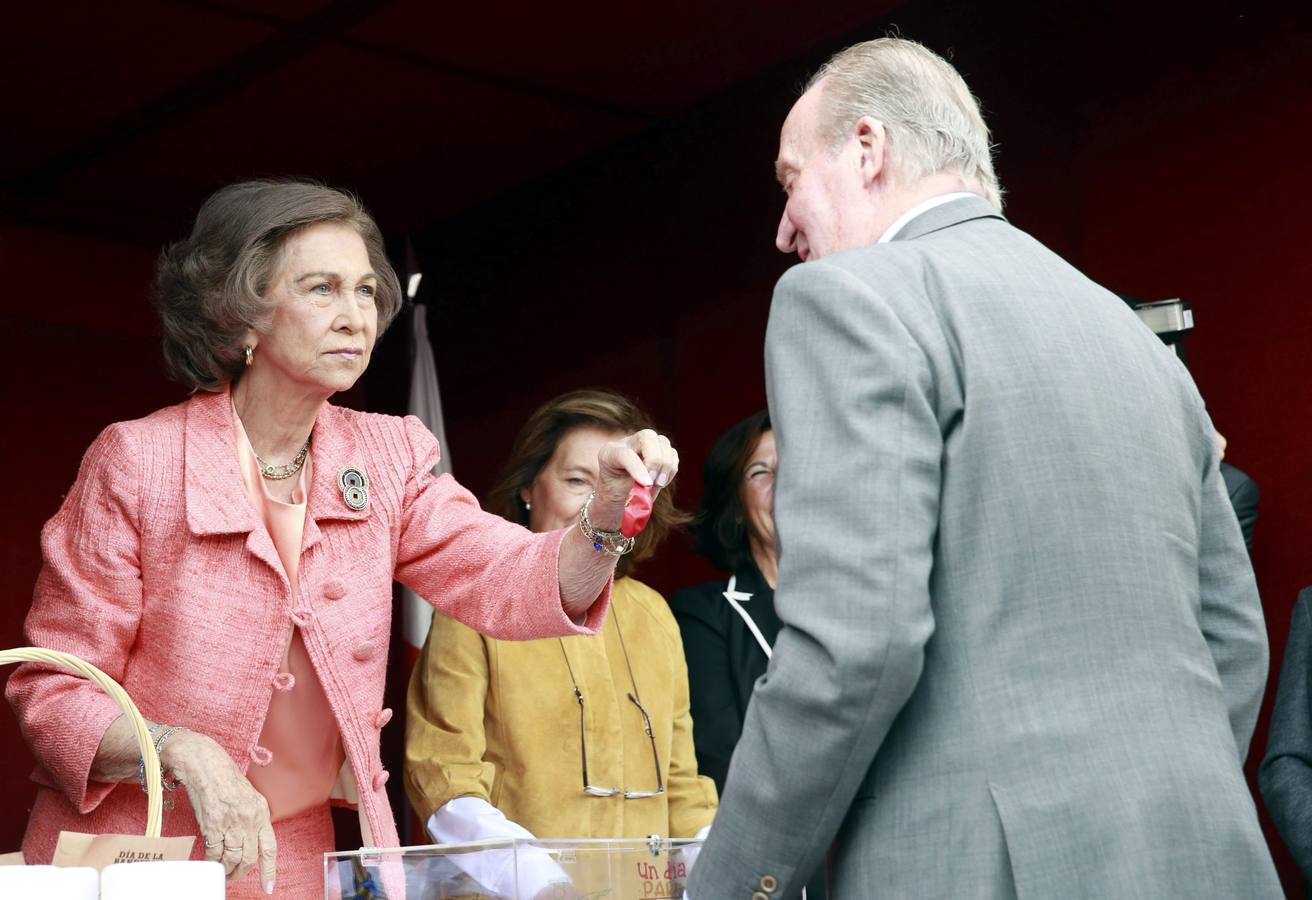 El rey Juan Carlos ha acudido hoy a la mesa de cuestación de la Cruz Roja presidida por la reina Sofía, en la Puerta del Sol, para apoyar así la celebración del Día de la Banderita.