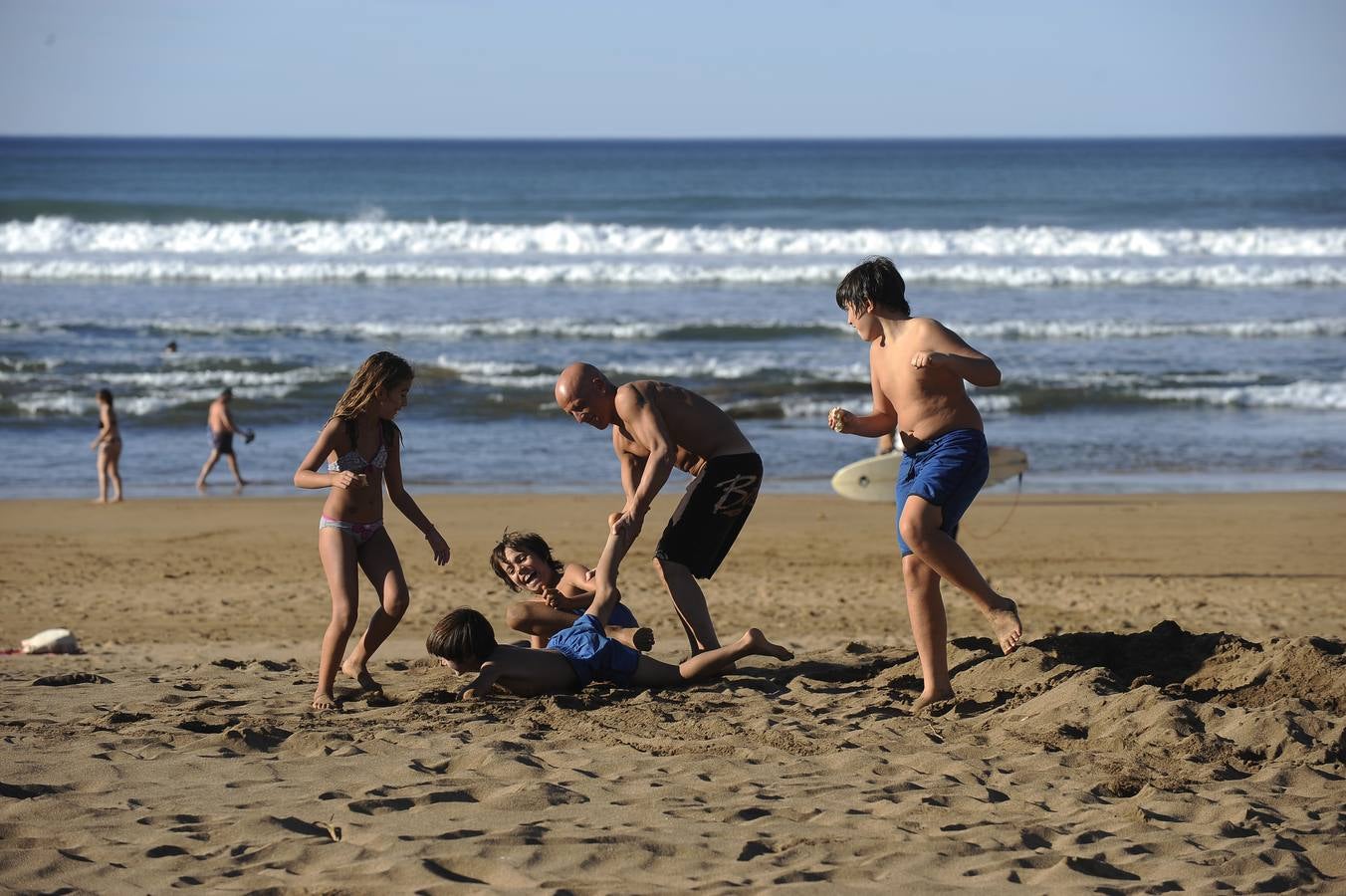 El viento sur llena la playa de bikinis en pleno octubre