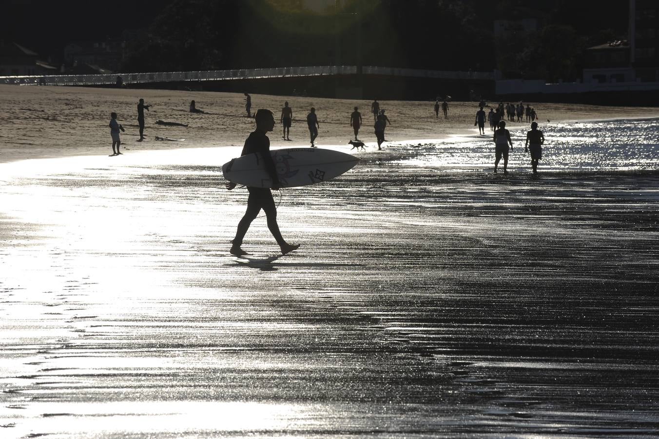 El viento sur llena la playa de bikinis en pleno octubre
