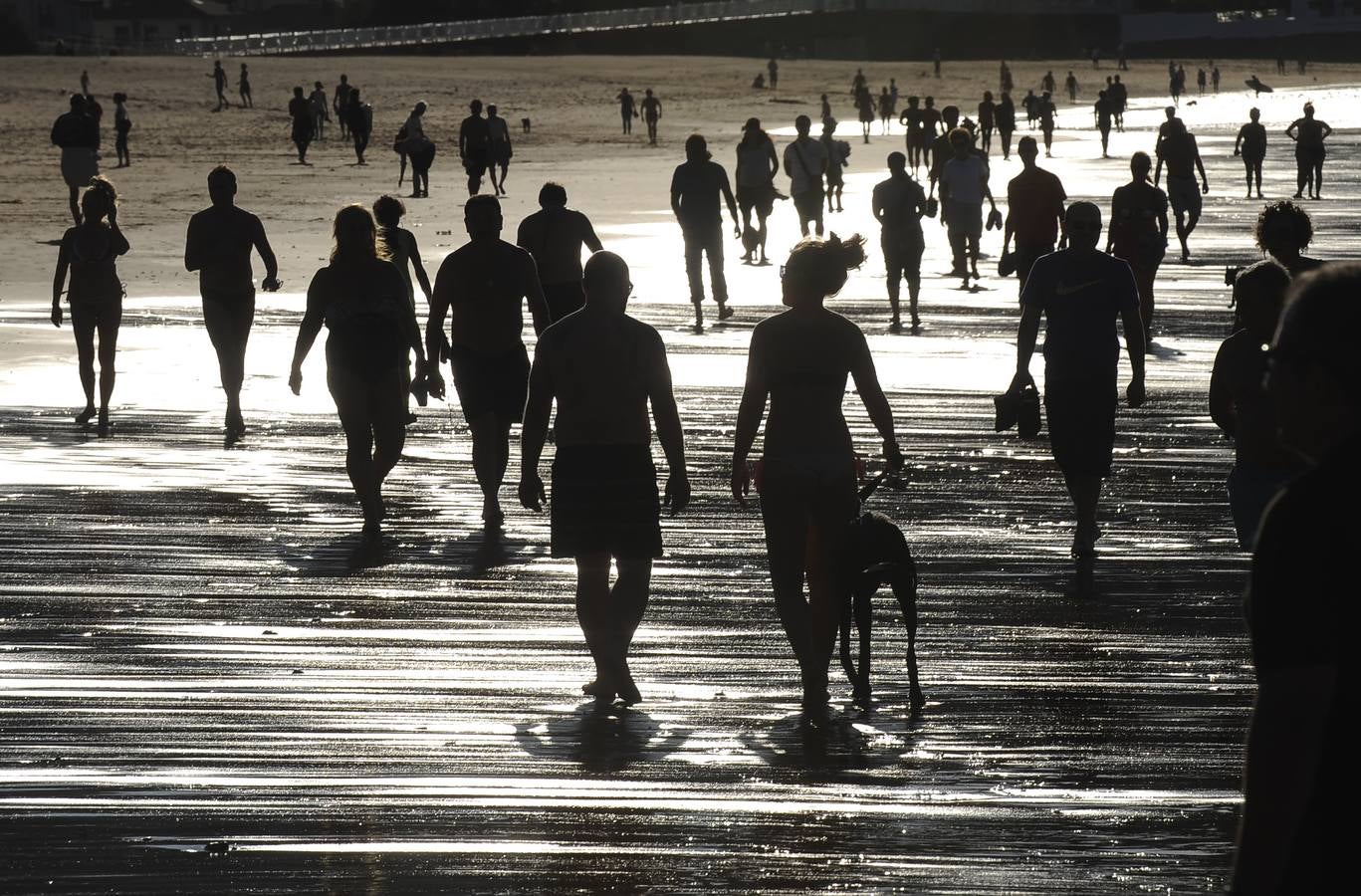 El viento sur llena la playa de bikinis en pleno octubre