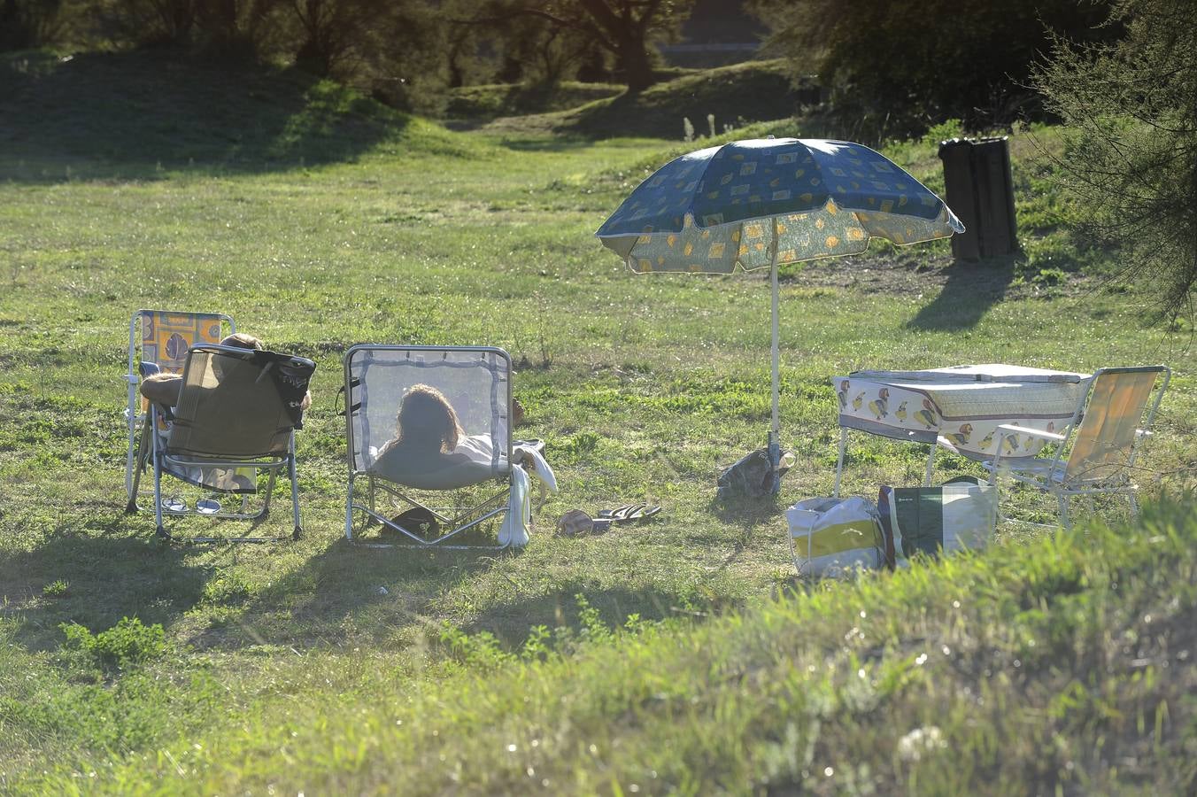 El viento sur llena la playa de bikinis en pleno octubre