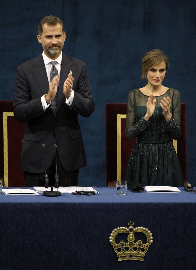 2013. El año pasado y en su última ceremonia como Princesa de Asturias, Doña Letizia apostó por el verde, nuevamente de la mano del creador Felipe Varela. Se trató de un delicado y vaporoso vestido de seda.