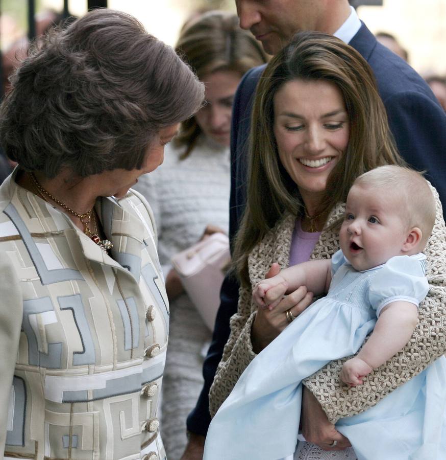 La Reina Sofía (i) contempla a su nieta la Infanta Leonor, sostenida en brazos por su madre Doña Letizia