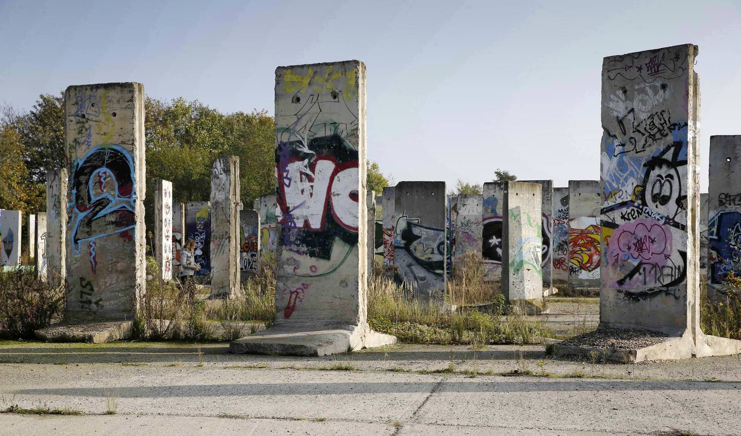 Partes del Muro de Berlín, que están a la venta, almacenadas en Teltow, Berlín.