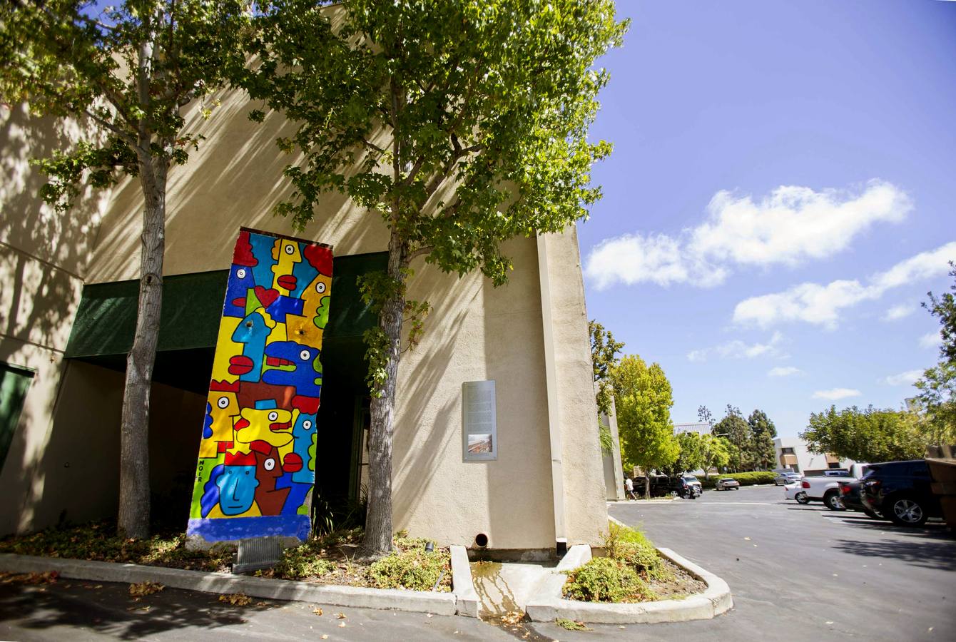 Una parte del Muro de Berlín, pintada, junto al Museo y Archivo The Wende dedicado a la Guerra Fría en Culver City, California (EE UU).