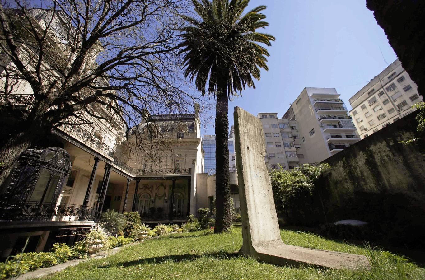 Una parte del Muro de Berlín, en el jardín del palacio de San Martín, sede del Ministerio de Relaciones Exteriores de Argentina, en Buenos Aires.