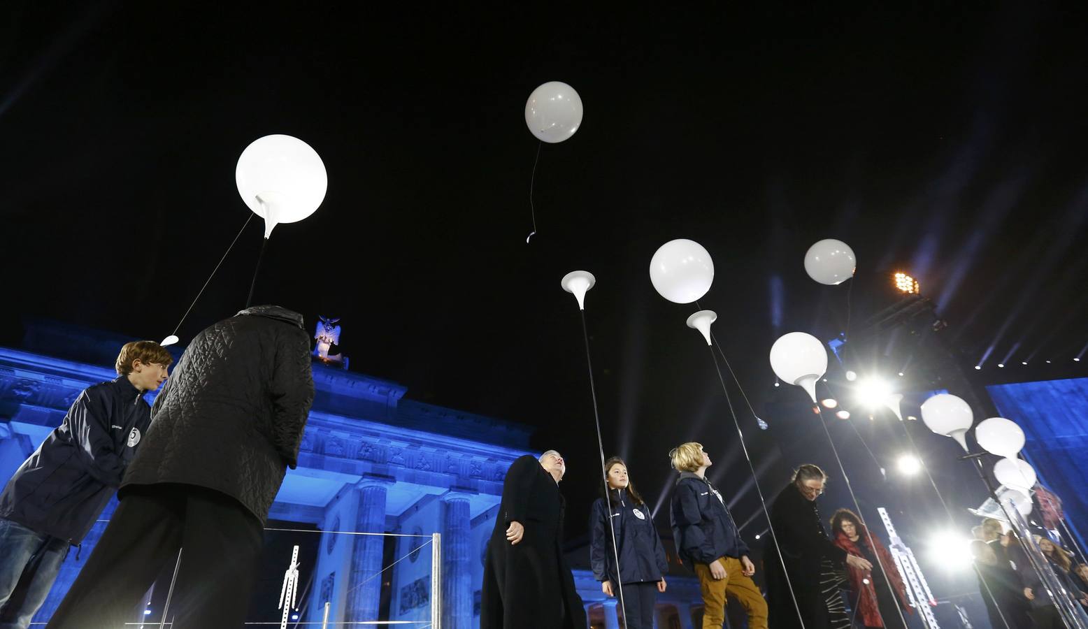 El cielo de Berlín se ilumina para festejar la caída del Muro hace 25 años