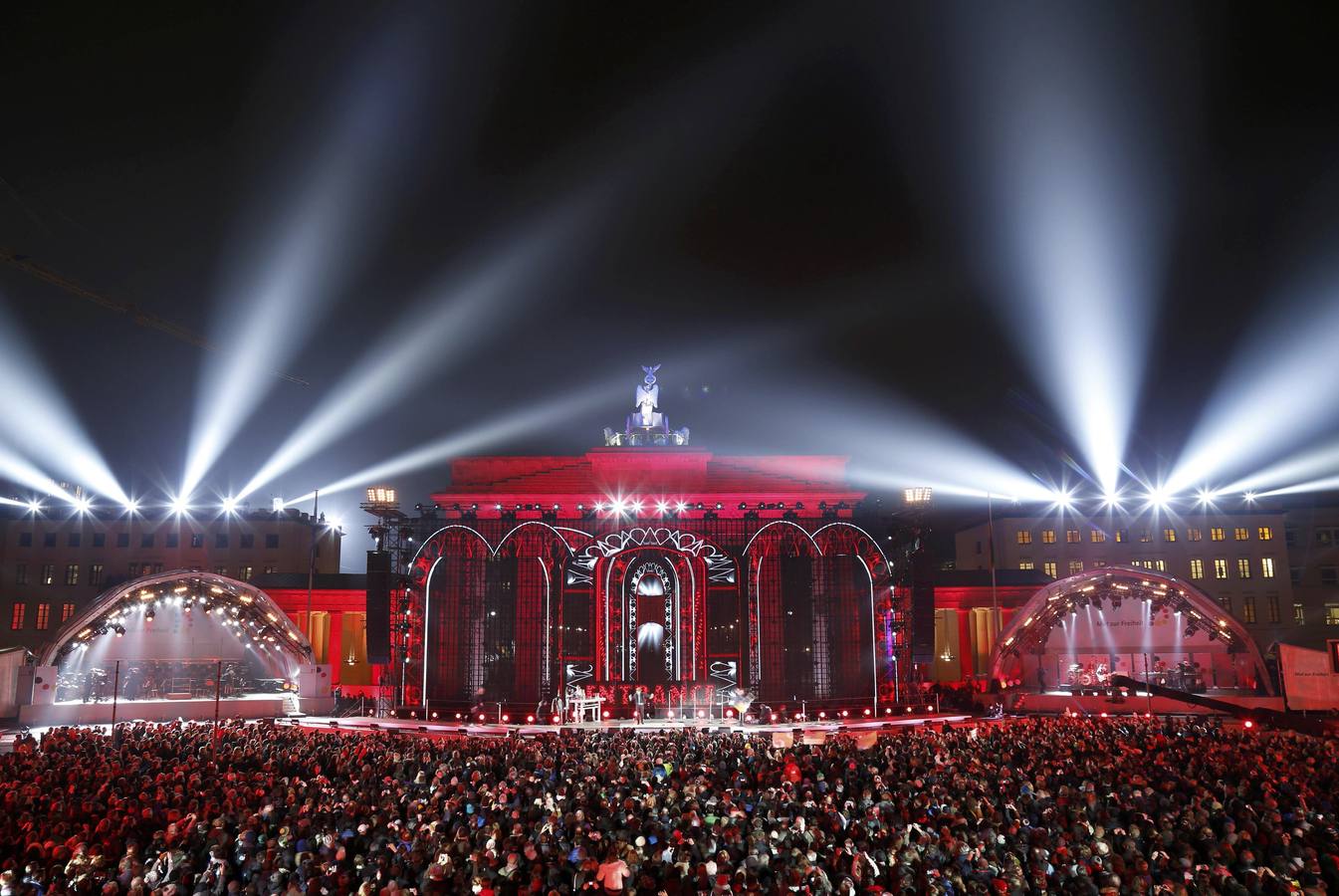 El cielo de Berlín se ilumina para festejar la caída del Muro hace 25 años