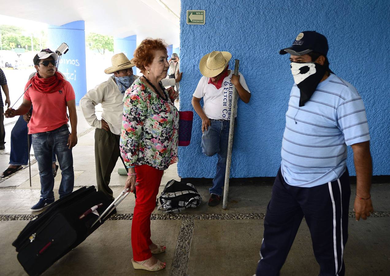 Cierran el aeropuerto de Acapulco por los estudiantes desaparecidos