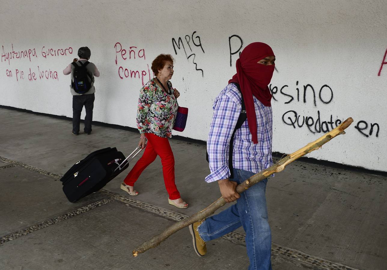 Cierran el aeropuerto de Acapulco por los estudiantes desaparecidos