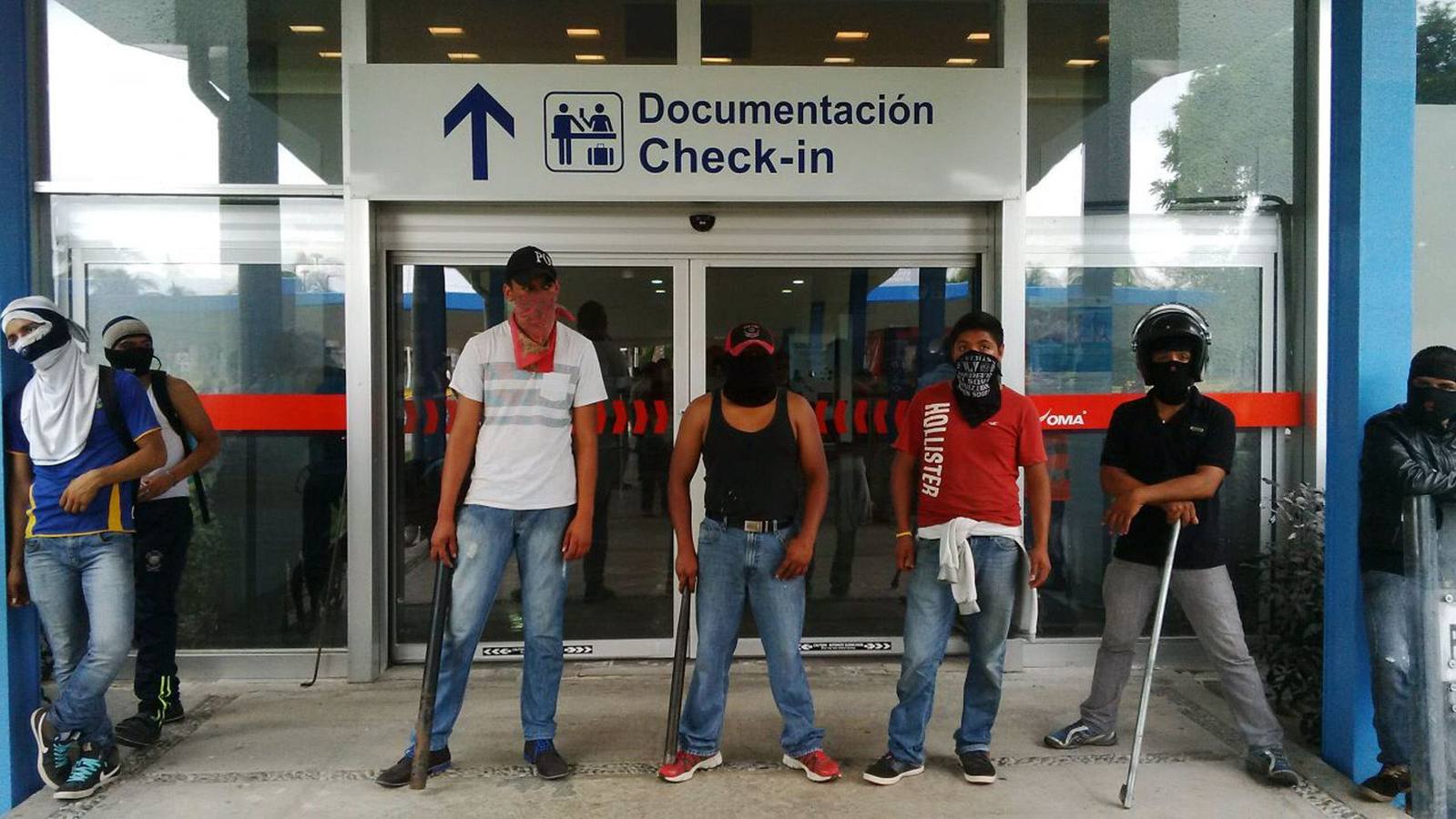 Cierran el aeropuerto de Acapulco por los estudiantes desaparecidos