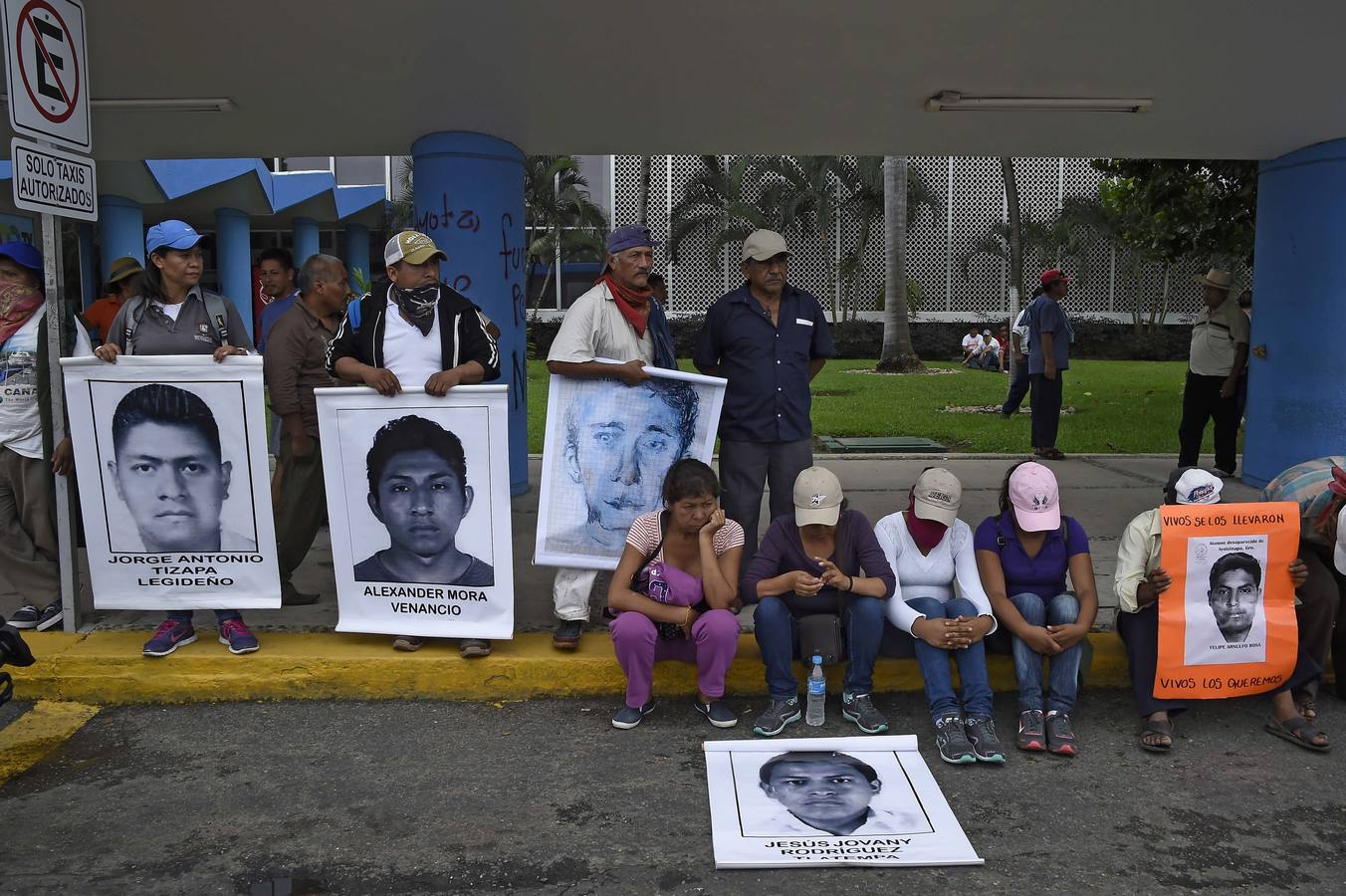 Cierran el aeropuerto de Acapulco por los estudiantes desaparecidos