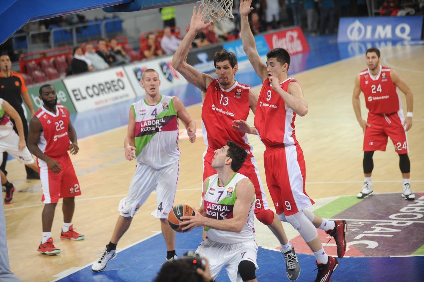 Laboral Kutxa Baskonia - Estrella Roja en imágenes