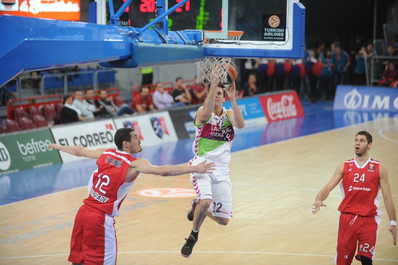 Laboral Kutxa Baskonia - Estrella Roja en imágenes