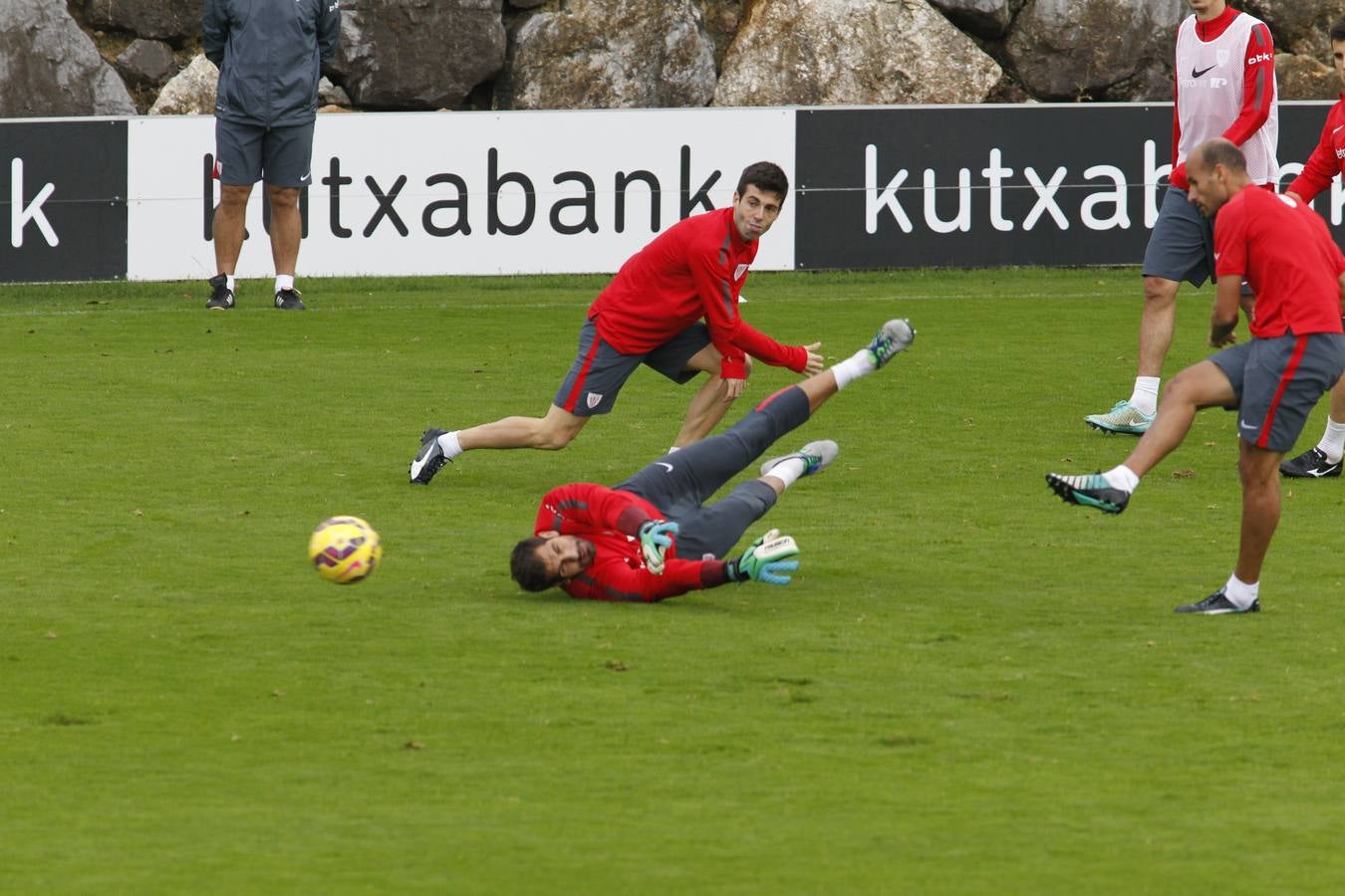 Entrenamiento del Athletic con Aduriz e Iraola al margen