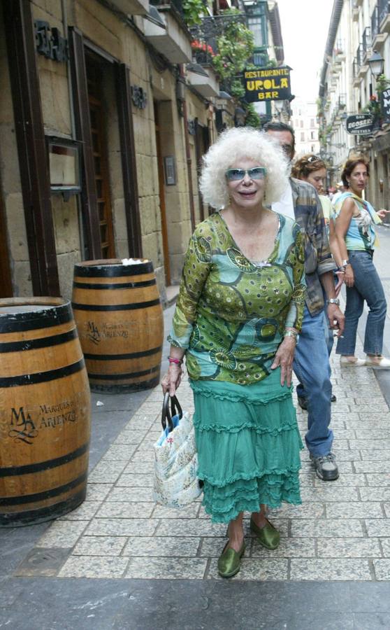 La duquesa paseando por las calles de San Sebastián.