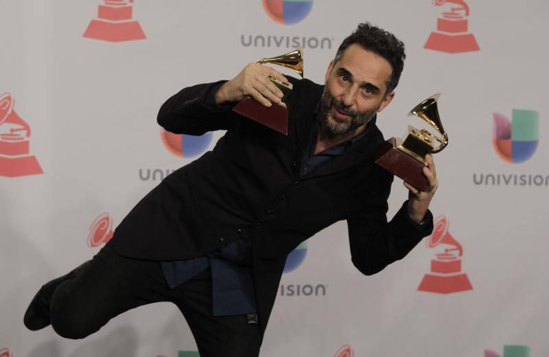 El uruguayo Jorge Drexler posa con sus Grammy Latino a la mejor grabación del año y al mejor álbum de cantautor.